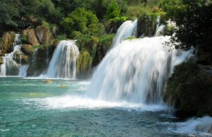 menikmati-pemandangan-indah-di-air-terjun-kbal-chhay-destinasi-wisata-tersembunyi-di-kamboja