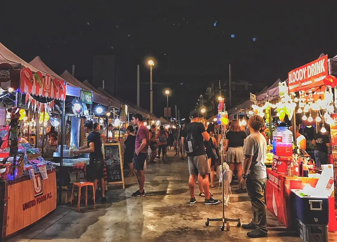 Pasar Malam di Bangkok Surga Pecinta Makanan Tradisional