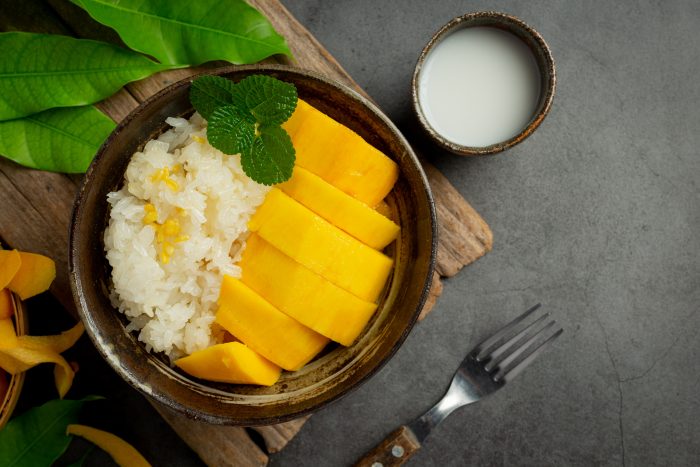 Mango Sticky Rice Dessert Khas Thailand dengan Ketan Manis dan Mangga Matang yang Lembut di Mulut